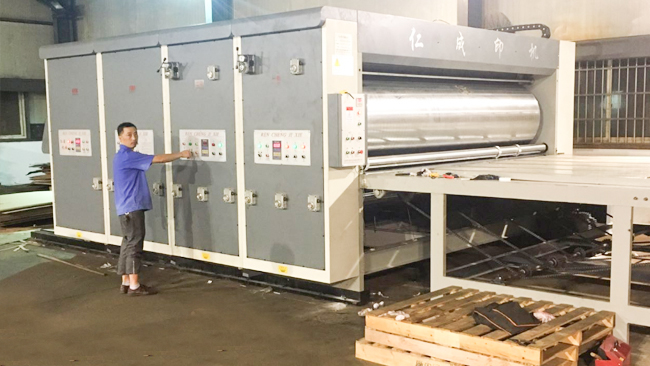 在送紙過(guò)程中是怎樣使用印刷開(kāi)槽機(jī)？